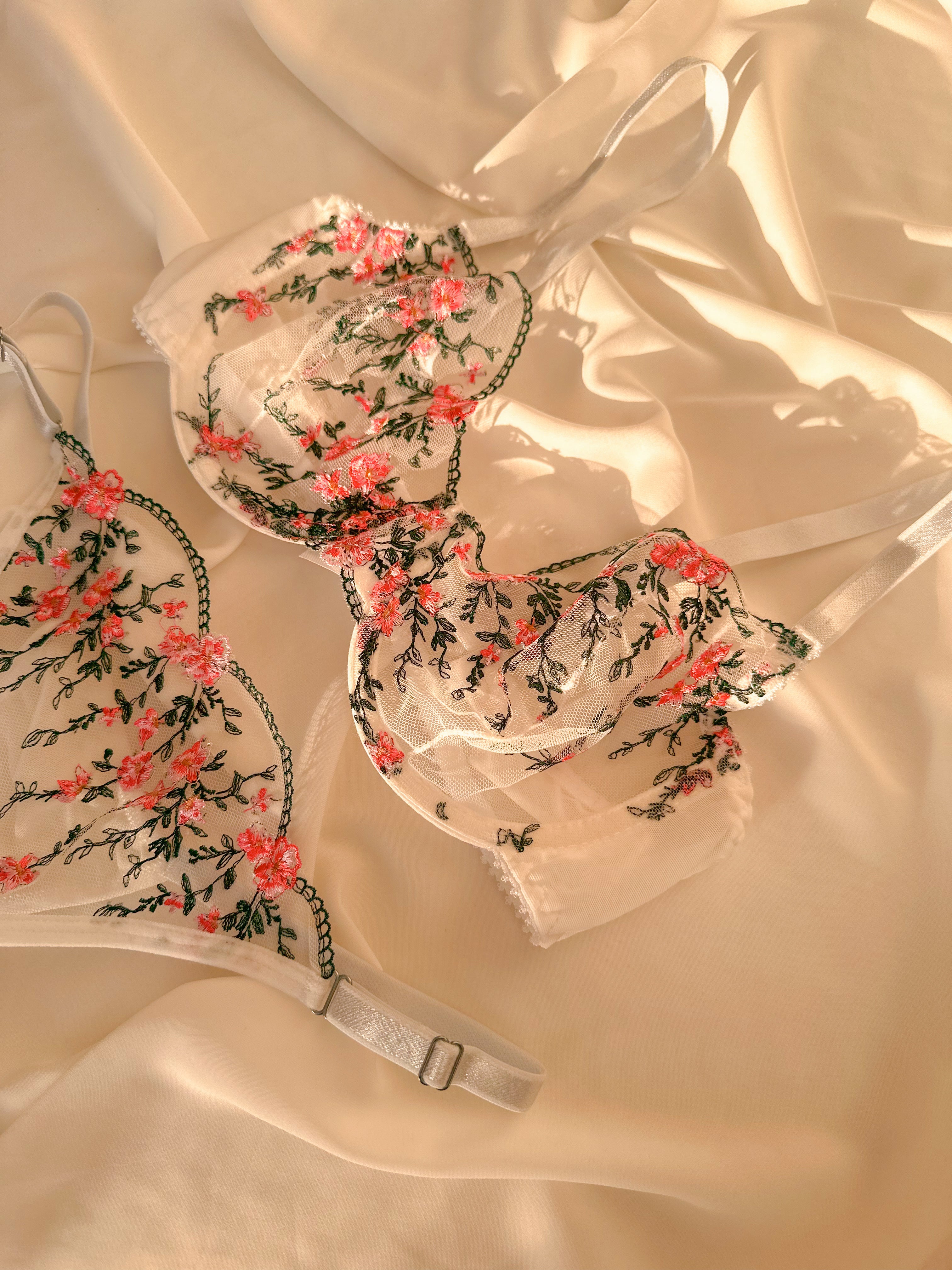 Dianthus Çiçekli Balenli Balkonet Sütyen Takımı Beyaz